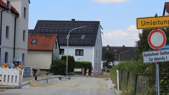 Die Asphaltierungsarbeiten in der Aunkofener Straße