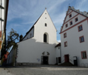 Westseite und Eingangsportal Klosterkirche