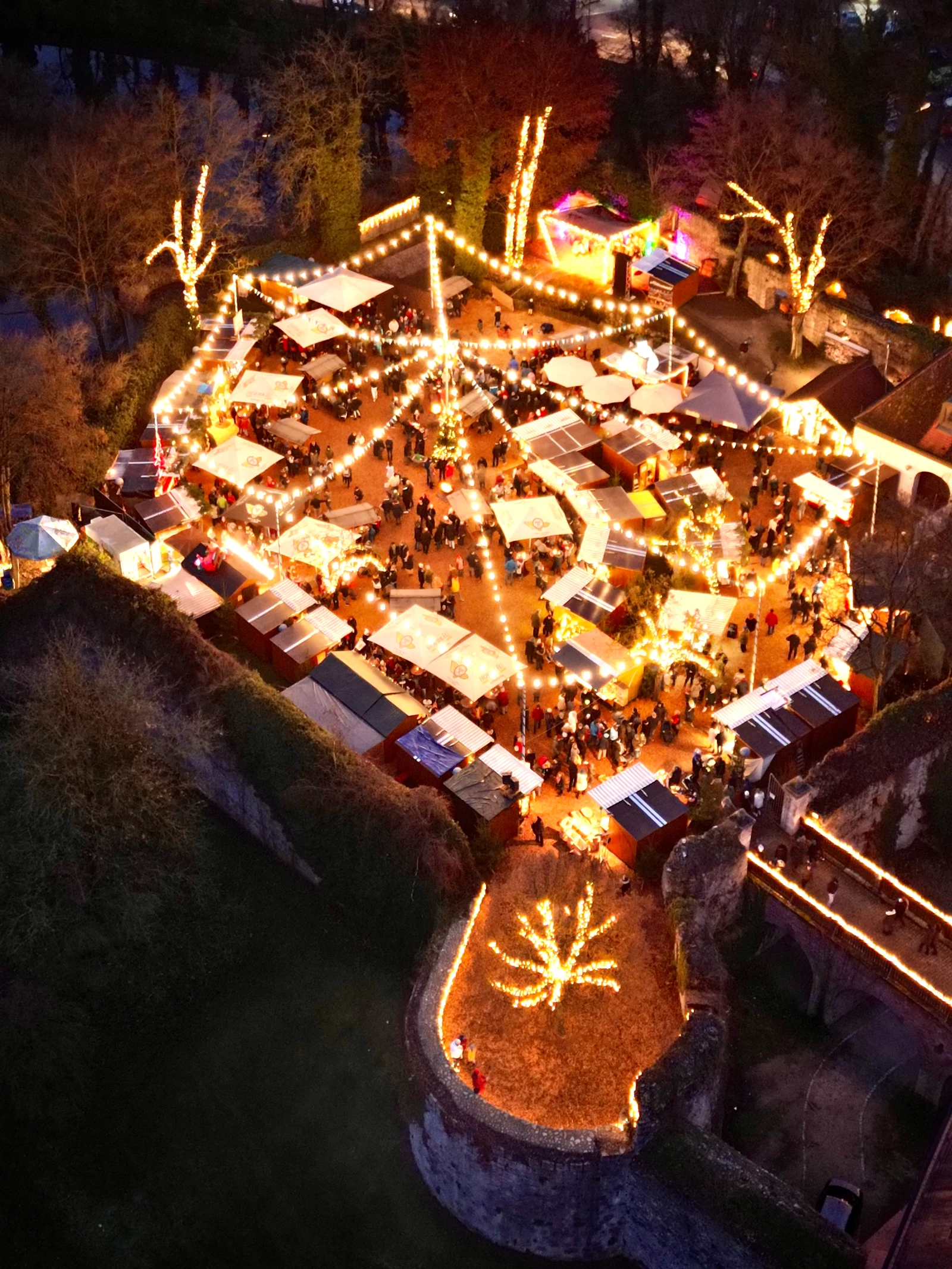 Märchenhaftes Abensberg mit Niklasmarkt, Weihnachtsmarkt am Turm &  Hüttenzauber